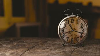 Wecker auf dem Tisch